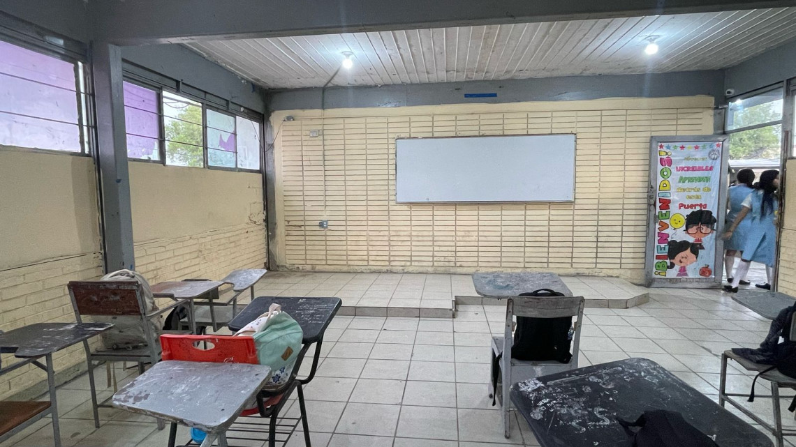 Tres planteles afectados por inundación siguen sin clases; otros regresan con carencias