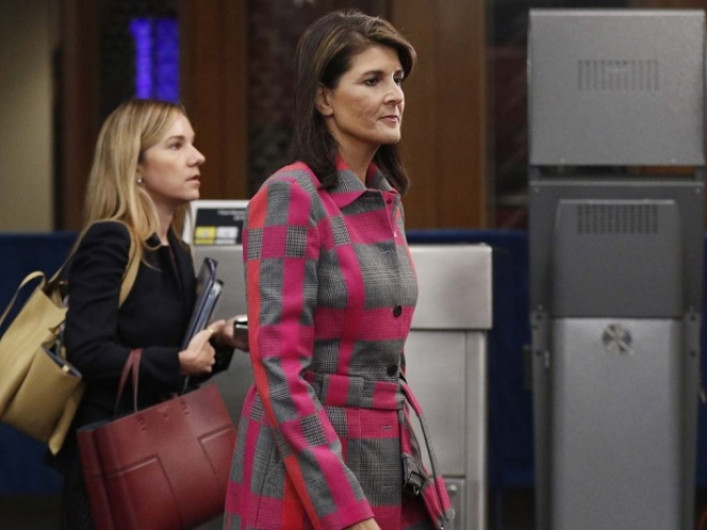 Embajadora de EU se une a protestantes venezolanos