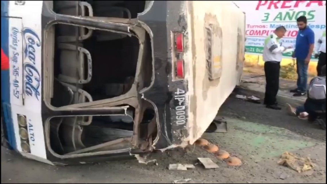 Volcadura de microbús deja 15 lesionados 