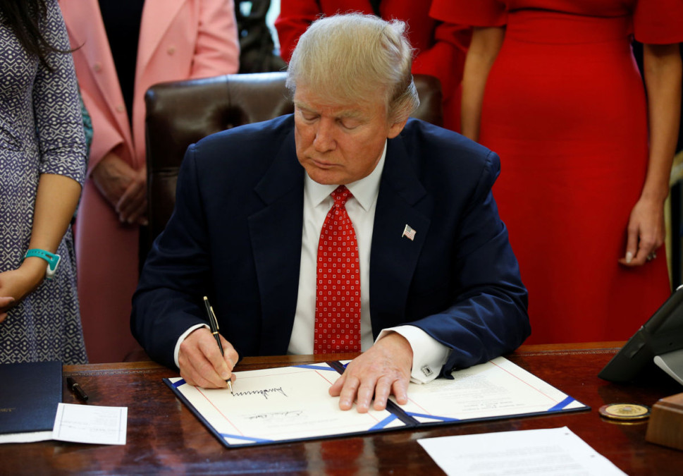 Trump firma su nueva orden migratoria: veta a seis países musulmanes