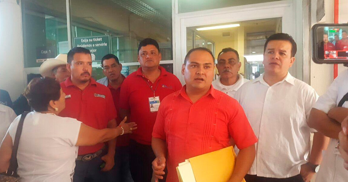 Protestan trabajadores de Hospital Civil por falta de material