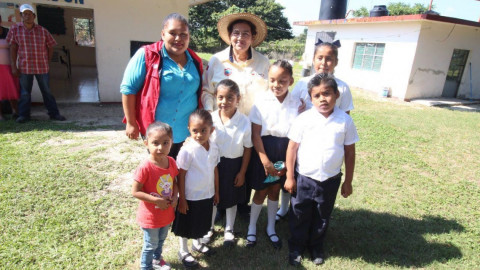 Atiende Magdalena Peraza necesidades del ejido La Isleta