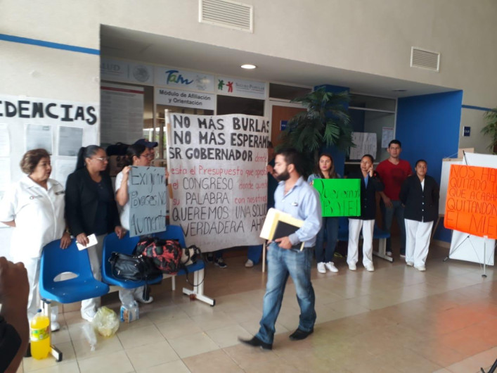 Trabajadores bloquean acceso a oficinas del hospital "Rodolfo Torre Cantú
