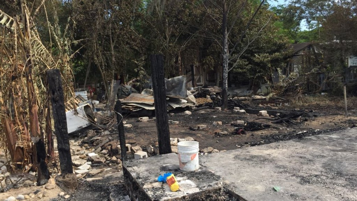 Voraz incendio arrasa con cinco casas