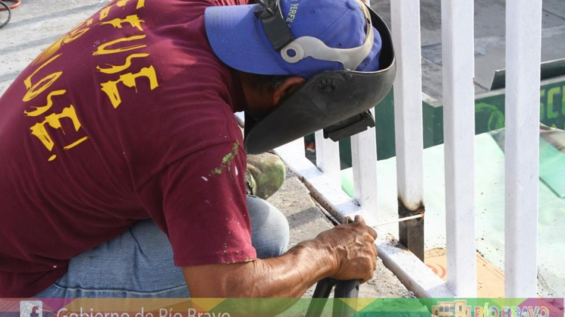 Rehabilitan puente peatonal de calle Francisco I. Madero