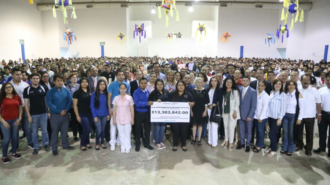 Entrega Maki Ortiz más de 13 MDP para titulación de universitarios