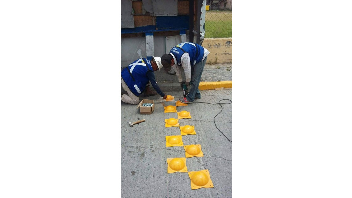Instalan boyas en calle Rodolfo Garza Cantú