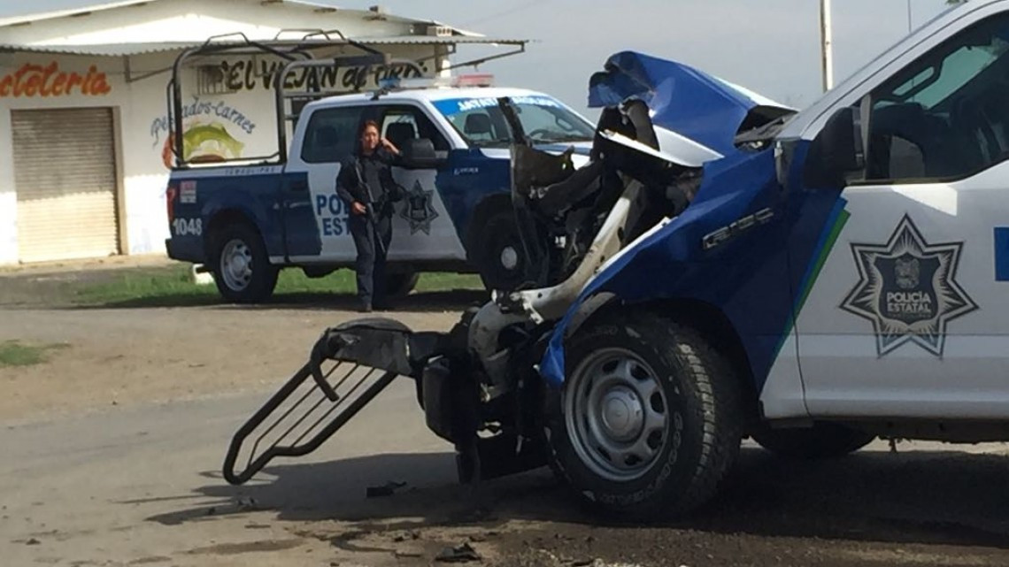 Policías estatales chocan contra trailer