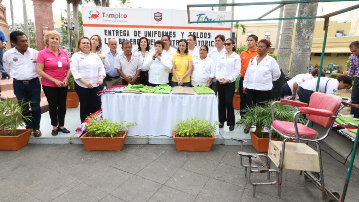 Entrega Alcadesa uniformes y toldos a los aseadores de calzado