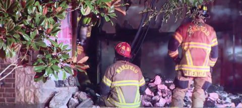 Adolescente salva de incendio a un niño