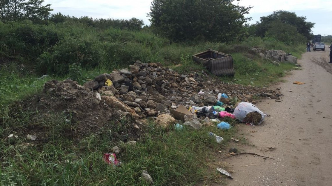 Desechos urbanos en canales pluviales amenazan el patrimonio de cientos de familias
