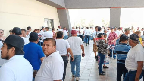 Taxistas realizan reunión y dejan sin transporte público a la ciudad 