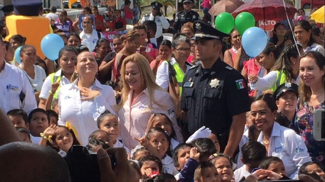 Niños de educación básica, demuestran lo aprendido en el tema de vialidad.