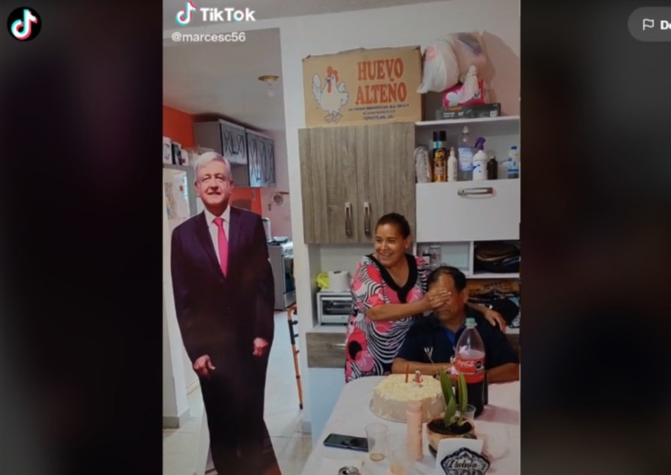 Se viraliza mujer que regala un AMLO de tamaño real a su marido 