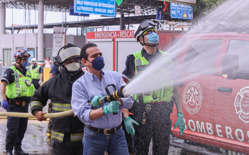 Desinfectan puente internacional de Nuevo Laredo