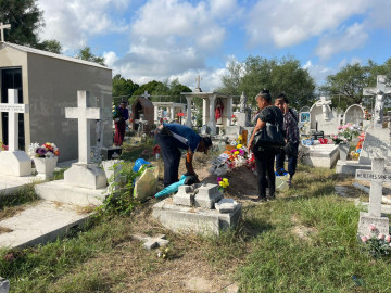 Familias visitan a sus difuntos en panteones