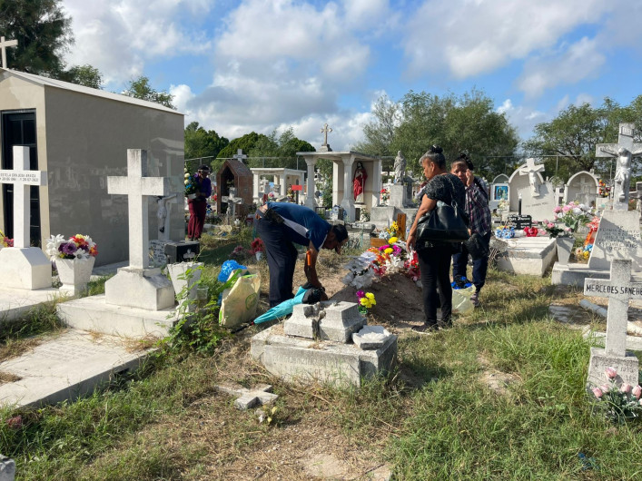 Familias visitan a sus difuntos en panteones