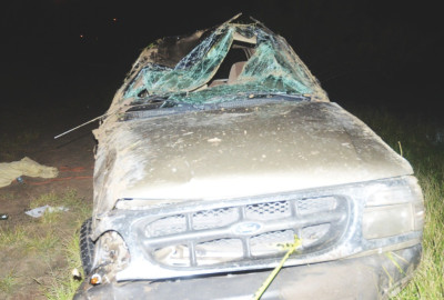 Fallecen adulto y menor en volcadura