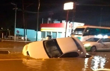 Deja aguacero 2 árboles caídos y 13 vehículos varados en Victoria