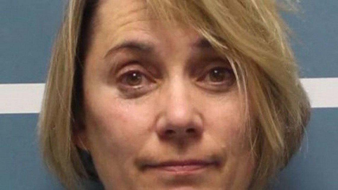 Maestra detenida tras cortar pelo de sus alumnos a la fuerza