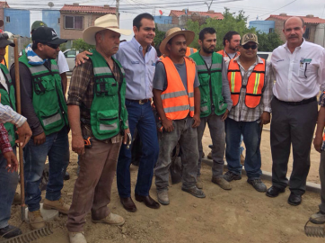 Alcalde visita a albañiles en el día de la Santa Cruz