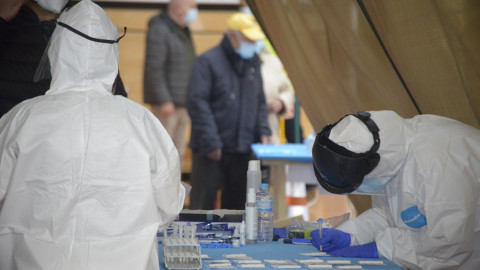 Muertes por COVID-19 en EU llegan a su mínimo en meses