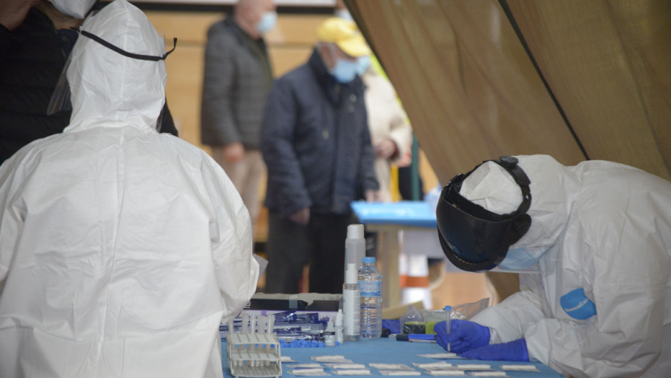 Muertes por COVID-19 en EU llegan a su mínimo en meses