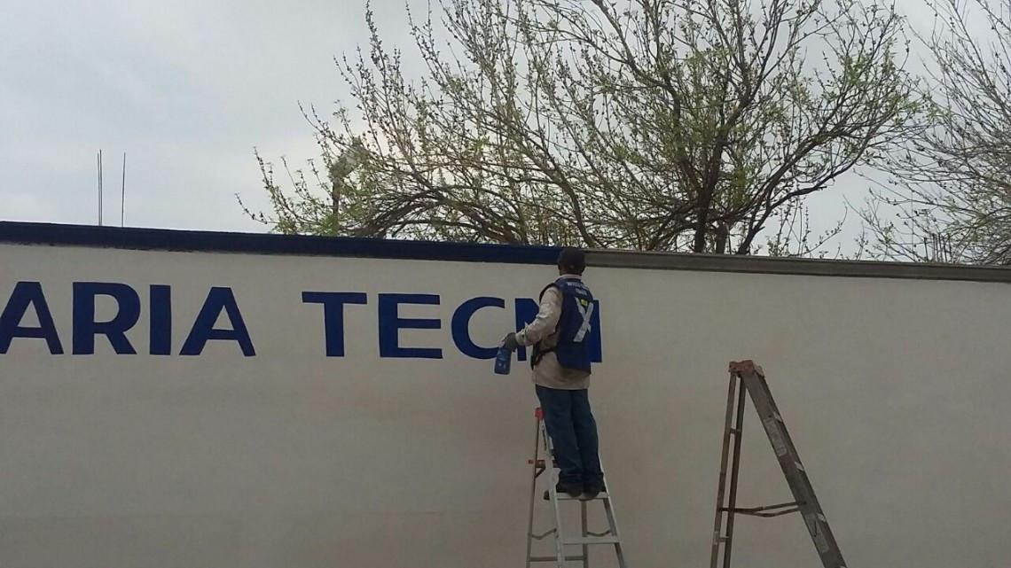 Realiza obras públicas trabajos de mantenimiento a escuela secundaria y vialidad