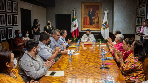 Firma libro de visitantes distinguidos el poeta Francisco Javier Estrada Arriaga