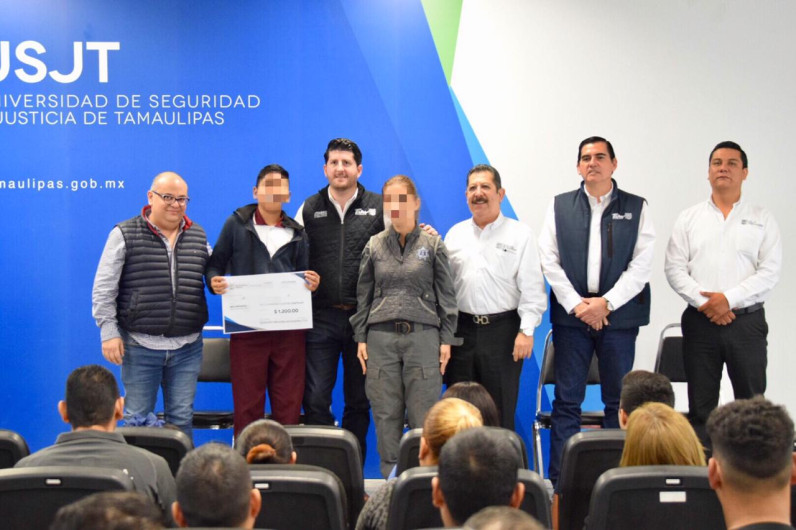 Entregan becas a hijos de Policías