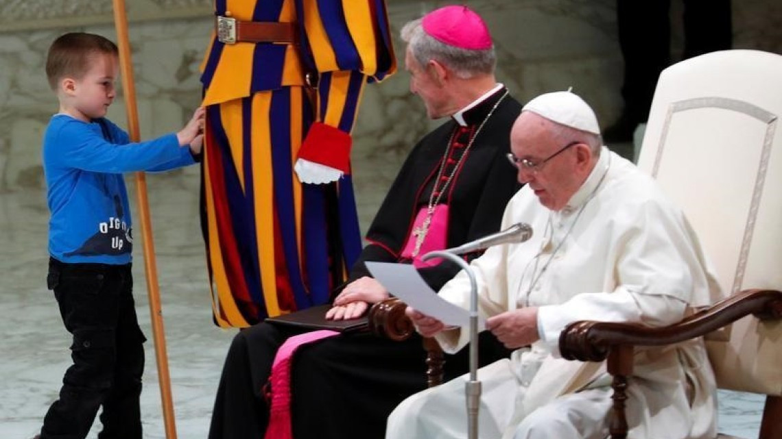 Niño autista conquista al Papa tras interrumpir audiencia