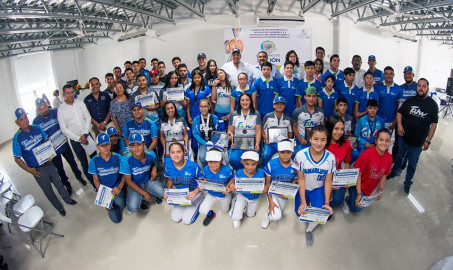 Reconocen a atletas por competencias a nivel nacional