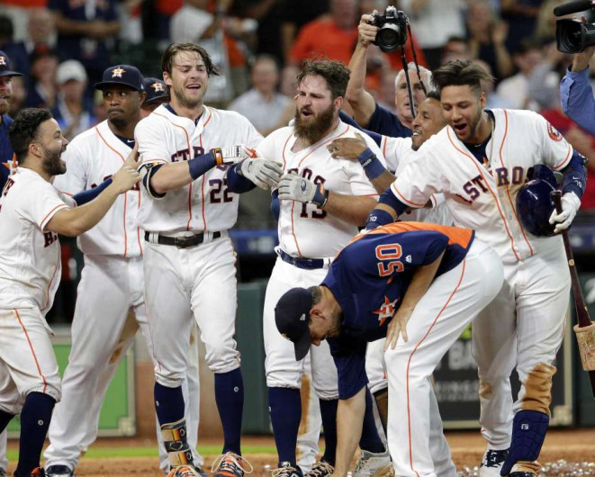Jonrón de White en el 9no inning y ganan los Astros