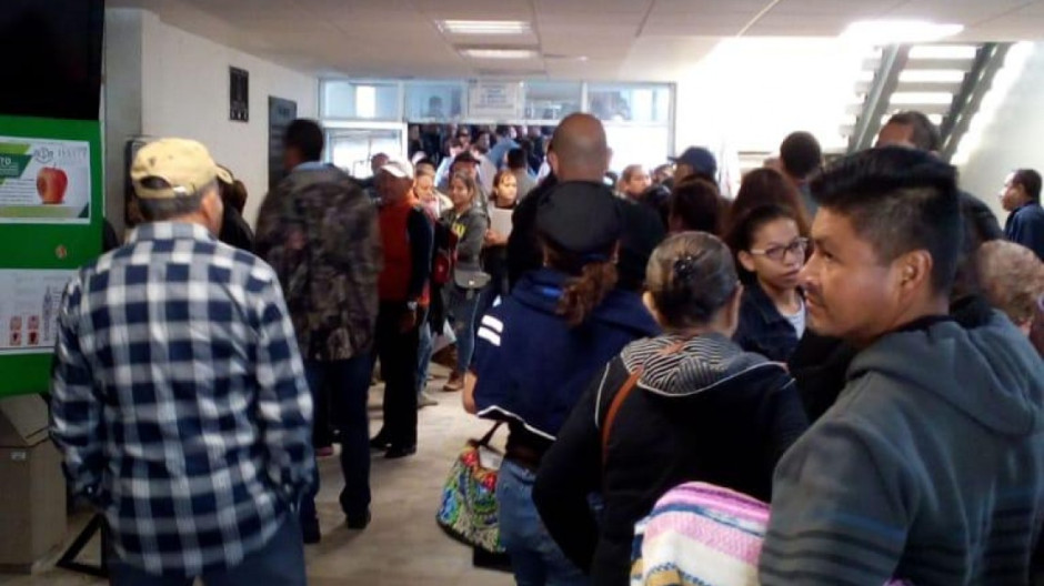 Caos en el ISSSTE de Tampico; hacen fila por horas para conseguir cita