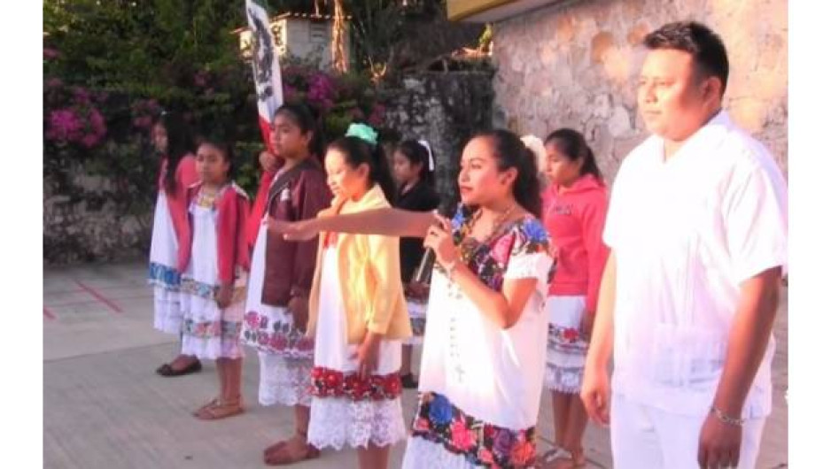 Primaria cambia uniforme por traje típico