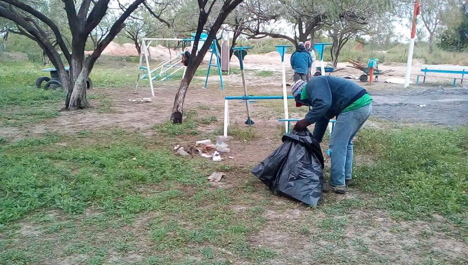 Realizan mantenimiento en plaza pública