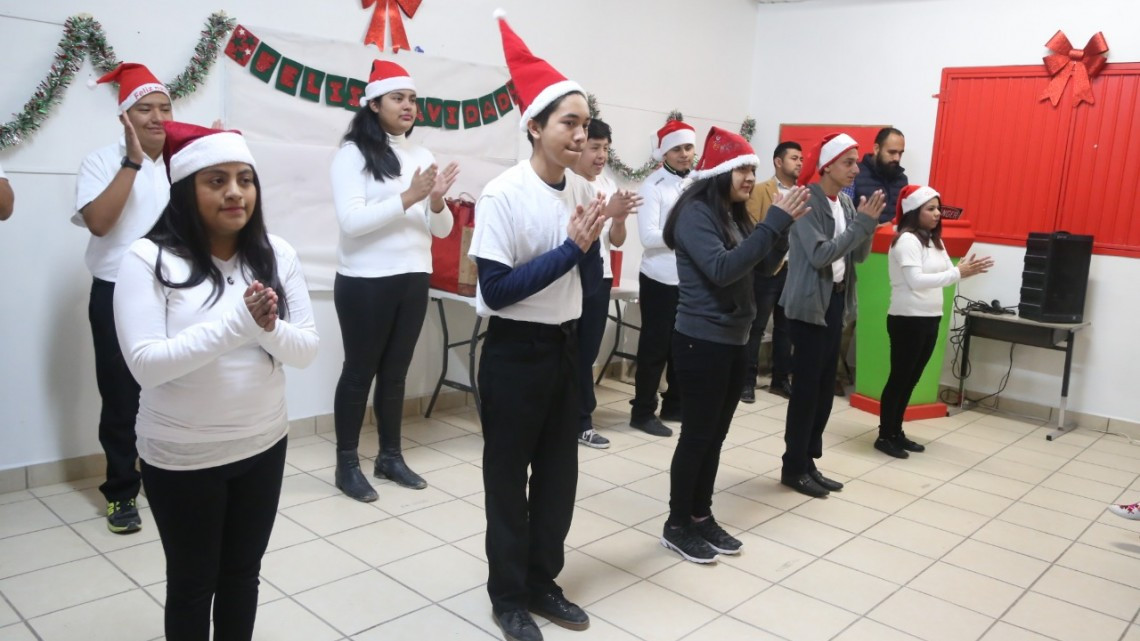 Convive Maki Ortiz con alumnos con discapacidad oral y auditiva