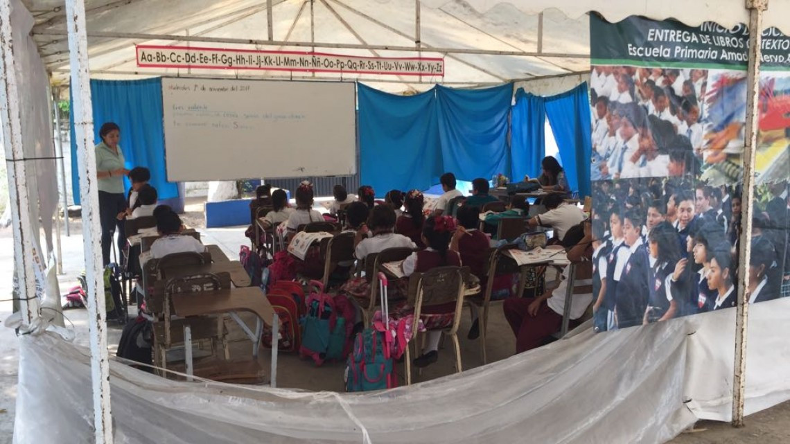 Instalan salones de clase improvisados para niños