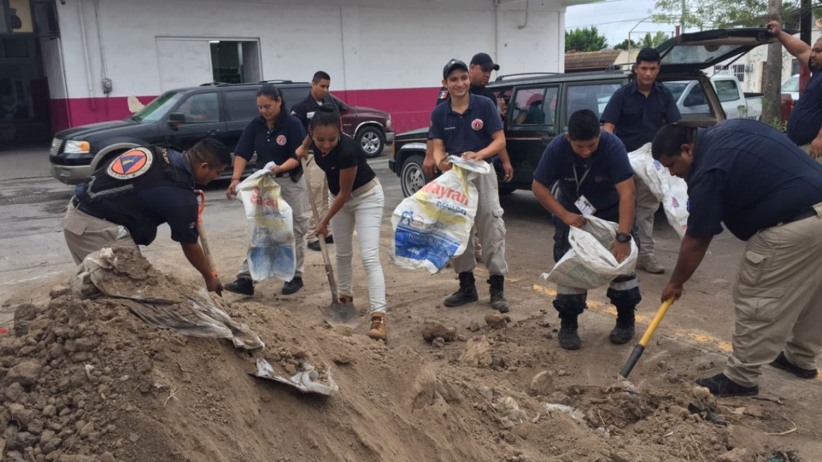 Bomberos reparten más 2 mil costales de arena