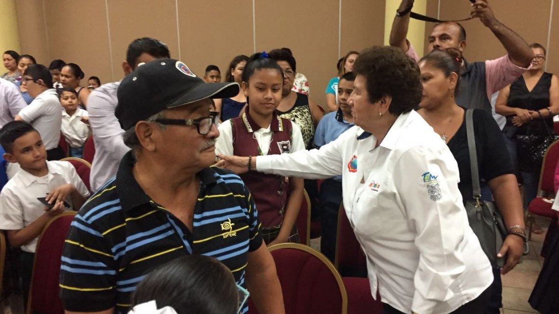 Entregan becas a alumnos destacados de Tampico