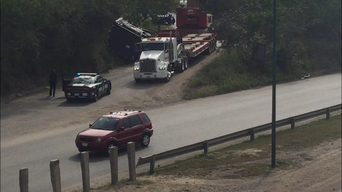 Tráiler ladea carga en otro distribuidor vial; Segundo accidente similar en menos de una semana