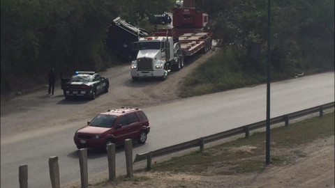Tráiler ladea carga en otro distribuidor vial; Segundo accidente similar en menos de una semana