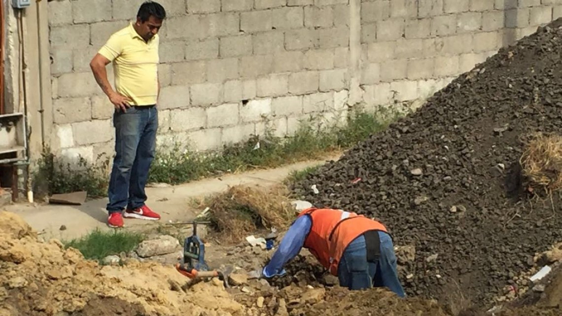 Evacuan familias por enorme fuga de gas