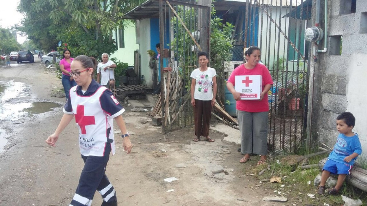 Reparte Cruz Roja despensa en zonas afectadas por inundaciones