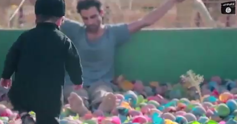 Difunde EI video de niño asesinando a supuesto espía kurdo