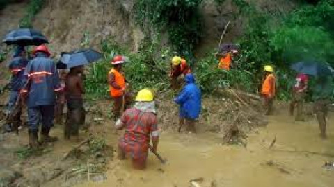 Van 77 muertos por fuertes lluvias en Bangladesh