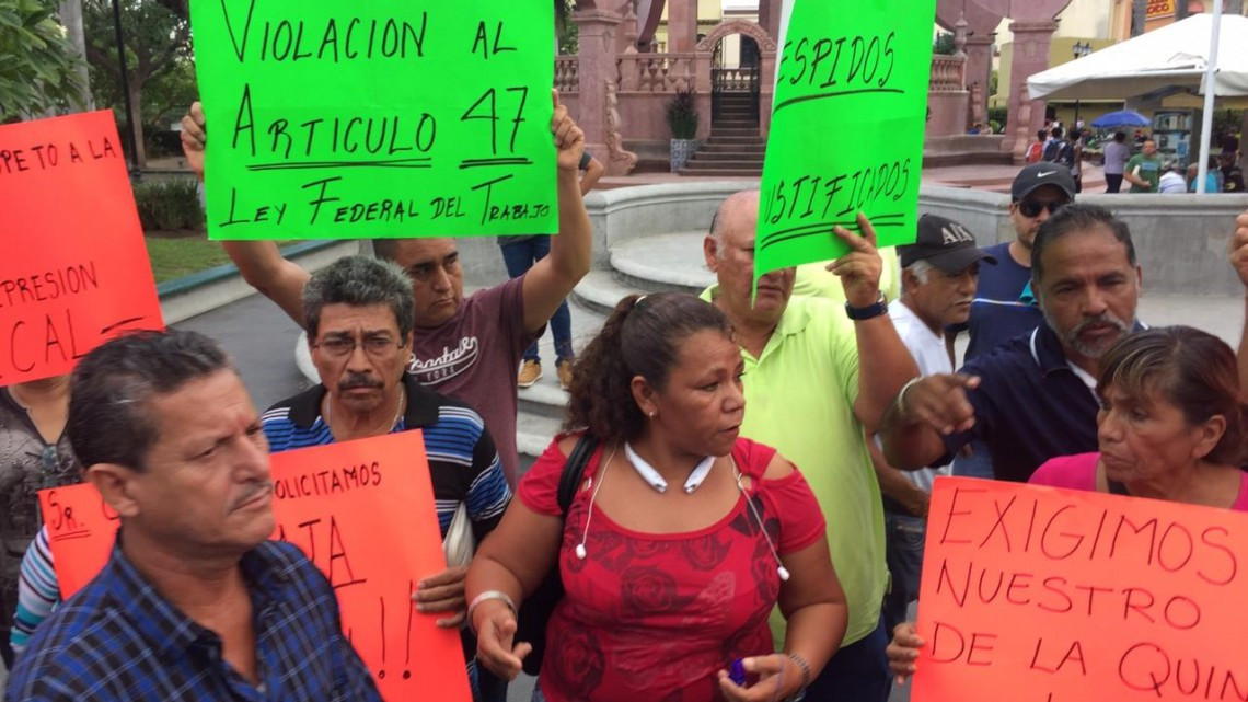 Ex empleados del Ayuntamiento encaran a Gobernador. 