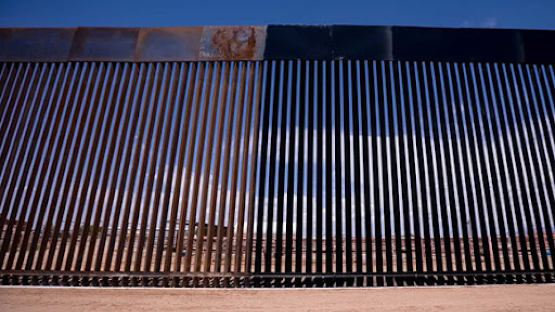 Gobierno de Trump pinta de negro el muro fronterizo para dificultar su escalada