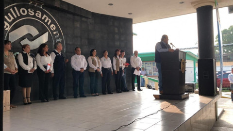 Inicia ciclo escolar en Conalep y les donan laptops