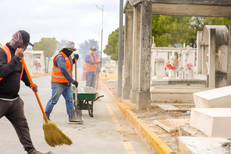 Ofrece Alcalde Carlos Peña Ortiz un panteón municipal limpio y seguro para visitantes 